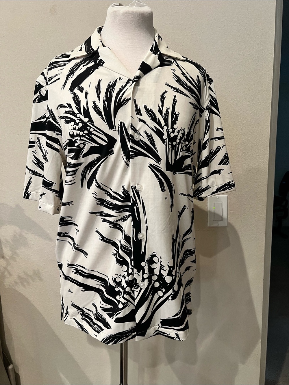 Zara Black & White Tropical Print Short Sleeve Button-Down Shirt Size Small